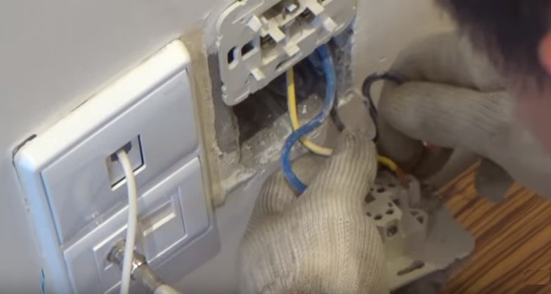 Ổ cắm điện bị hỏng cũng là nguyên nhân khiến máy giặt mất nguồn 